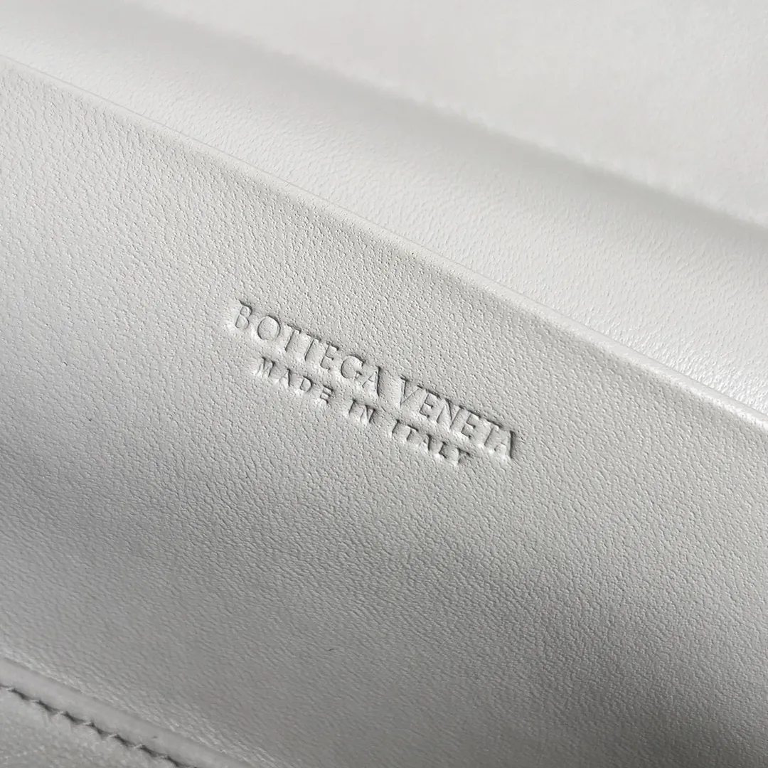 Batch 1360 Bottega Veneta 24 spring and summer woven zipper crossbody bag. A crossbody bag that can be used as a cosmetic bag. The exquisite weaving and compact body are an indispensable accessory for the upcoming summer. The double zipper also better protects the bag. It has a large capacity. If you like it, don’t miss it. Style number: 789109 Size: 22*12.5*5cm